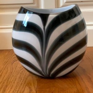 Evolution by Waterford Menagerie Nairobi Pocket Vase 8" - black/white
